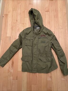 Boy or girl military jacket with patches, print and collapsible hood.